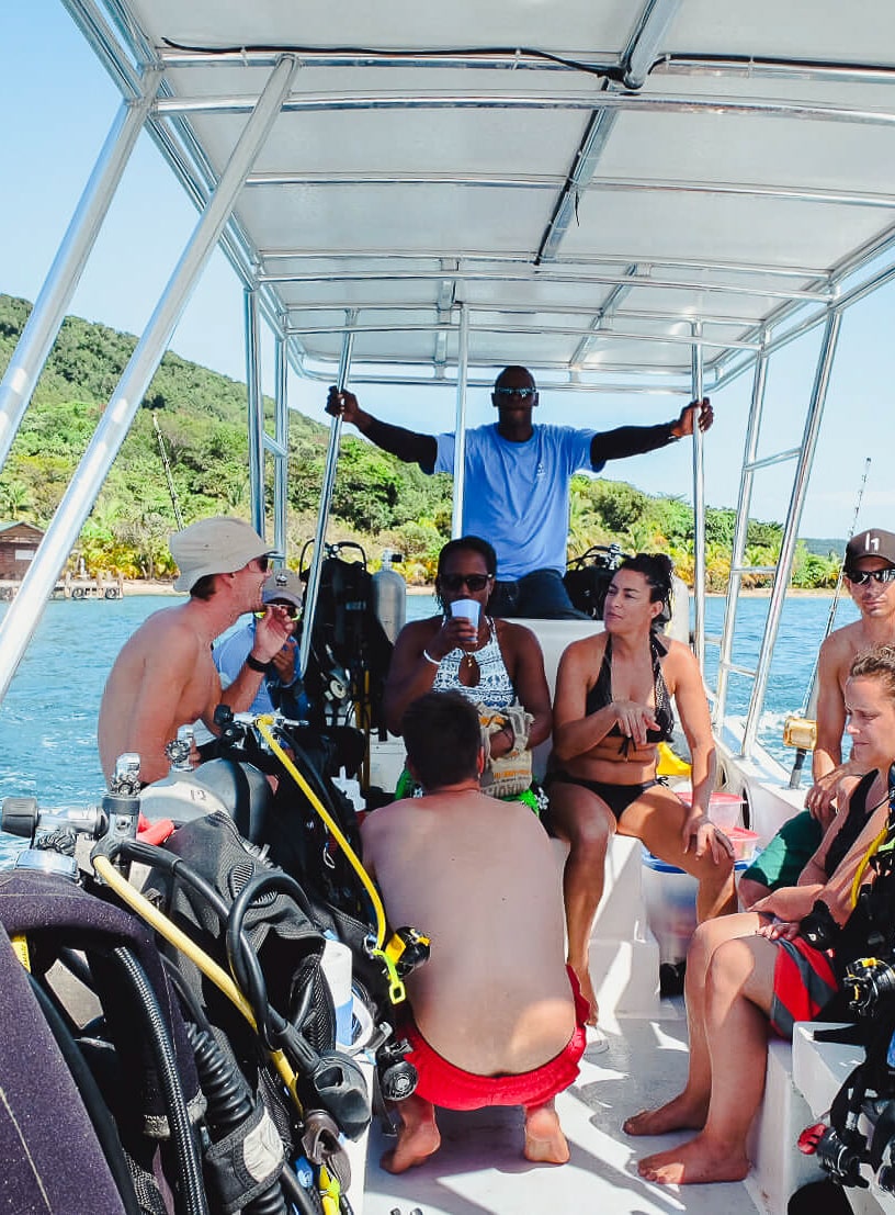 Scuba diving boat in Cayos Cochinos